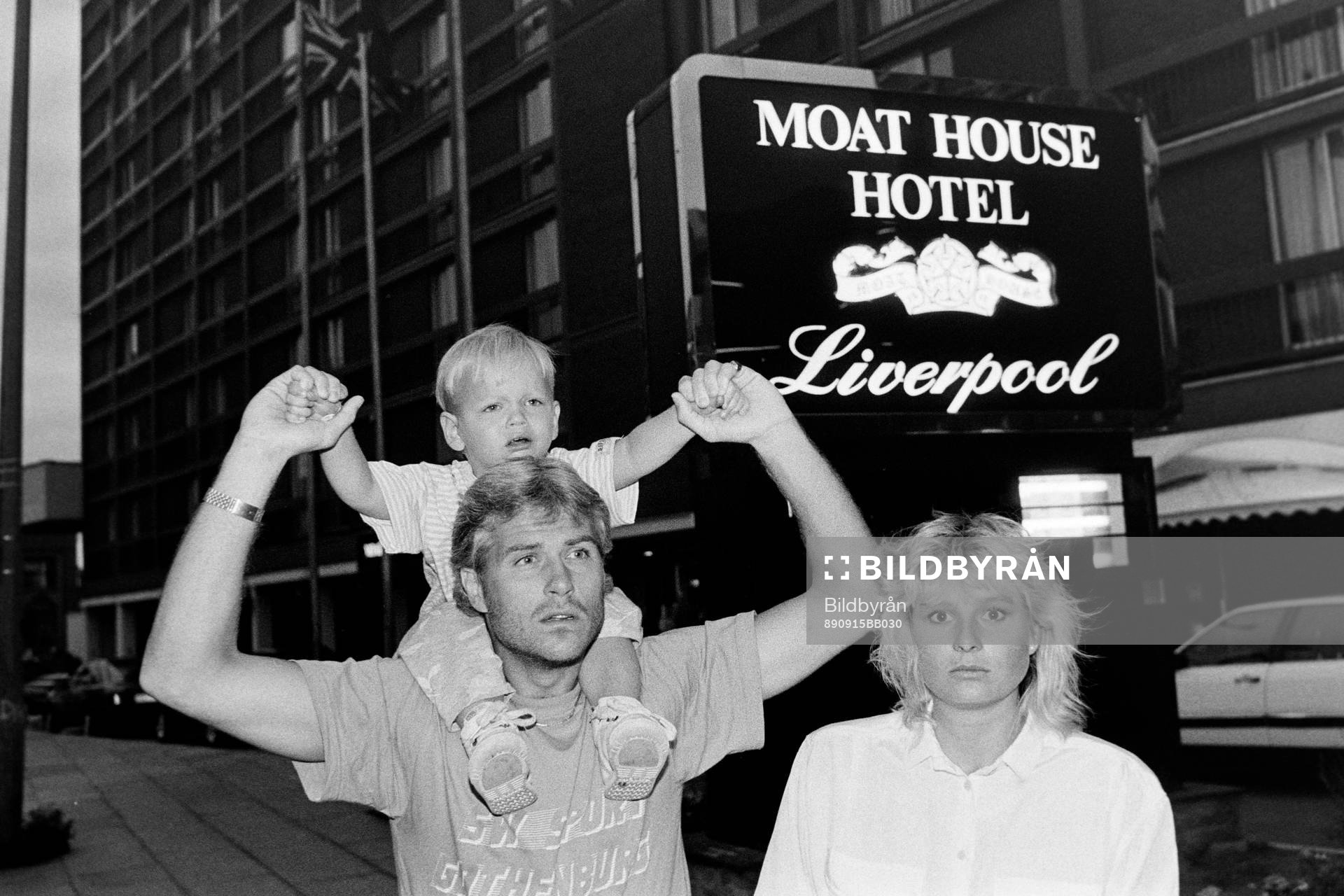 Glenn Hysén med fru Helena och sonen Alexander på stan