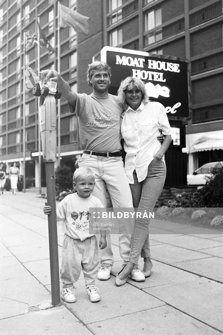 Glenn Hysén med fru Helena och sonen Alexander på stan