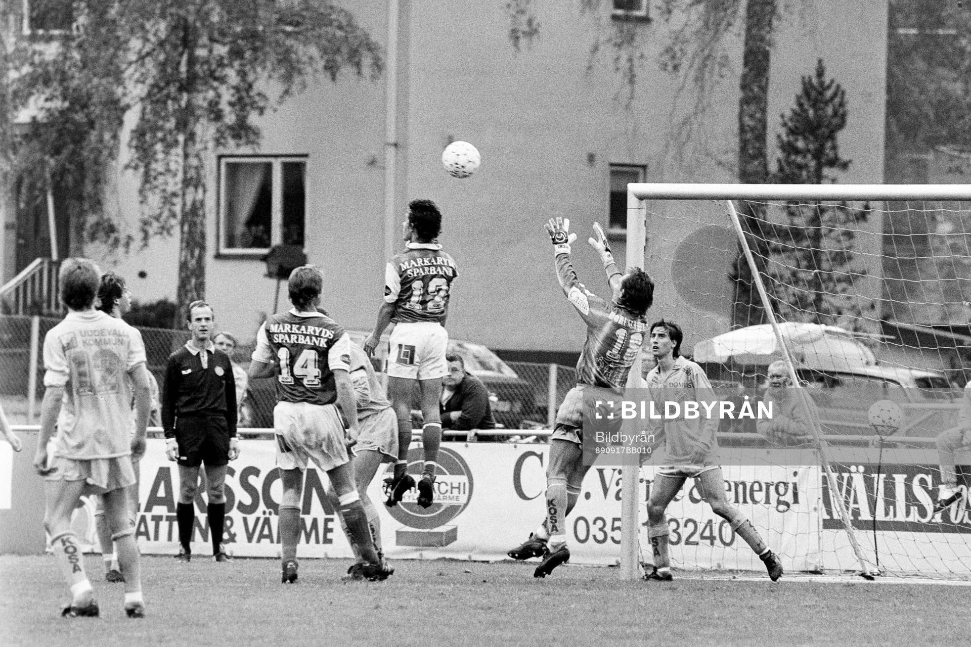 Fotboll, Div 1 Södra, Markaryd - Oddevold, 5-1: Mikael Broman, Markaryd oroar oddevolds målvakt.