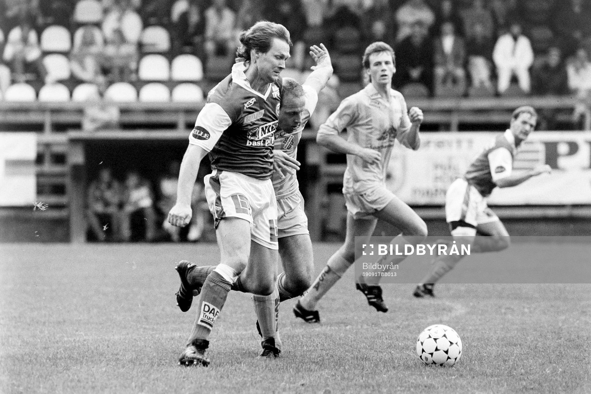 Fotboll, Div 1 Södra, Markaryd - Oddevold, 5-1: Olle Sjödahl, Markaryd med bollen.
