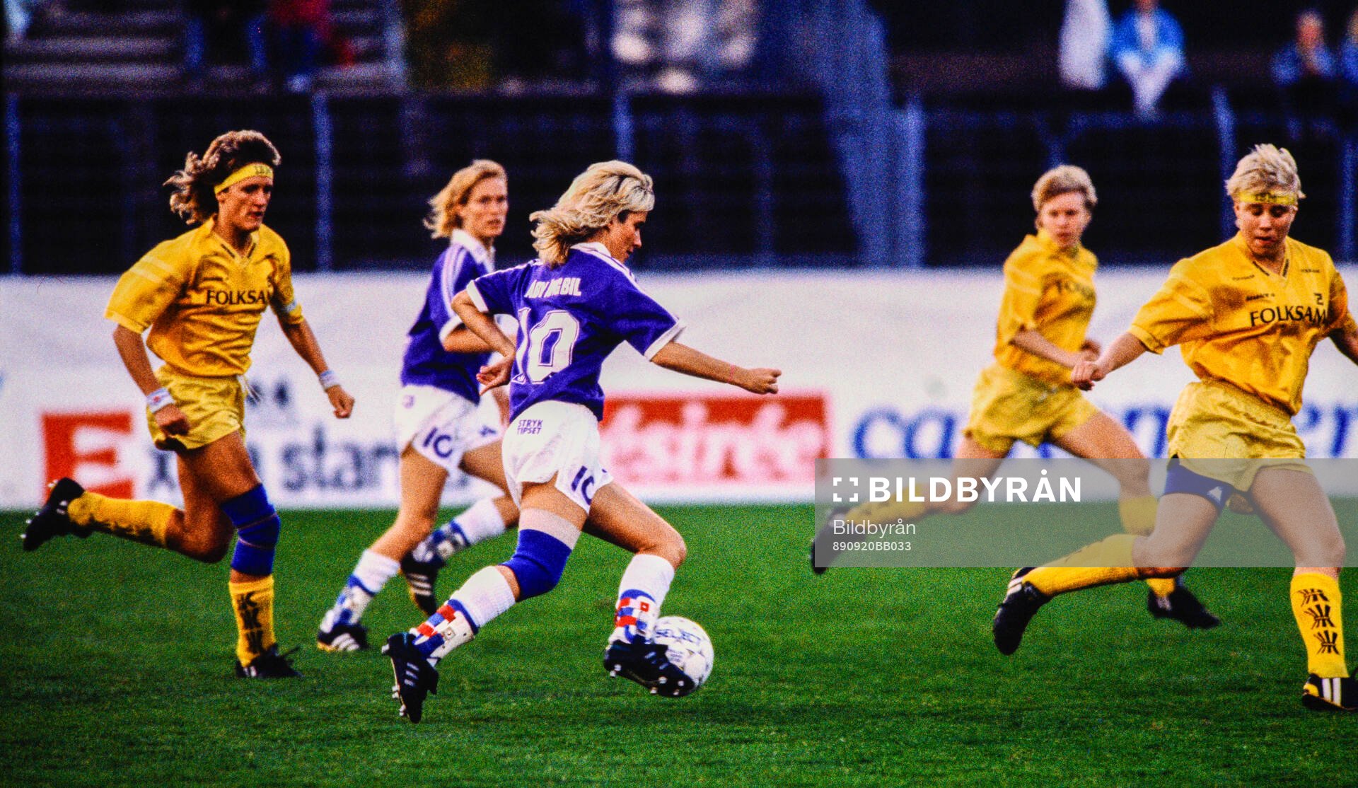 Fotboll, Dam, Svenska Cupen, Final, Öxabäck - Jitex 2-1: Jitex Eleonor Hultin. T v Öxabäcks Marie Karlsson.