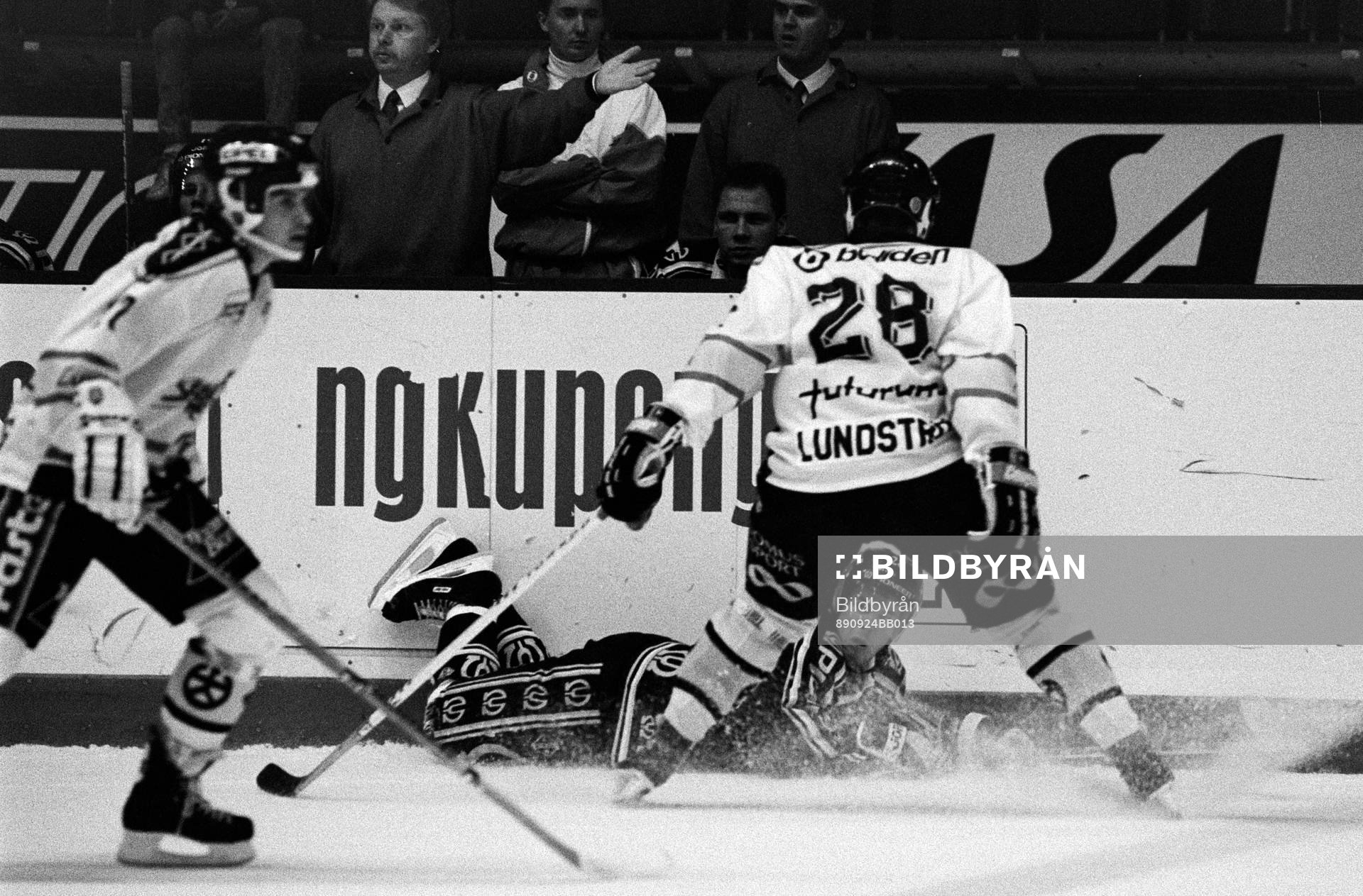 Robert Burakovsky, AIK på magen och Mats Lundström,
