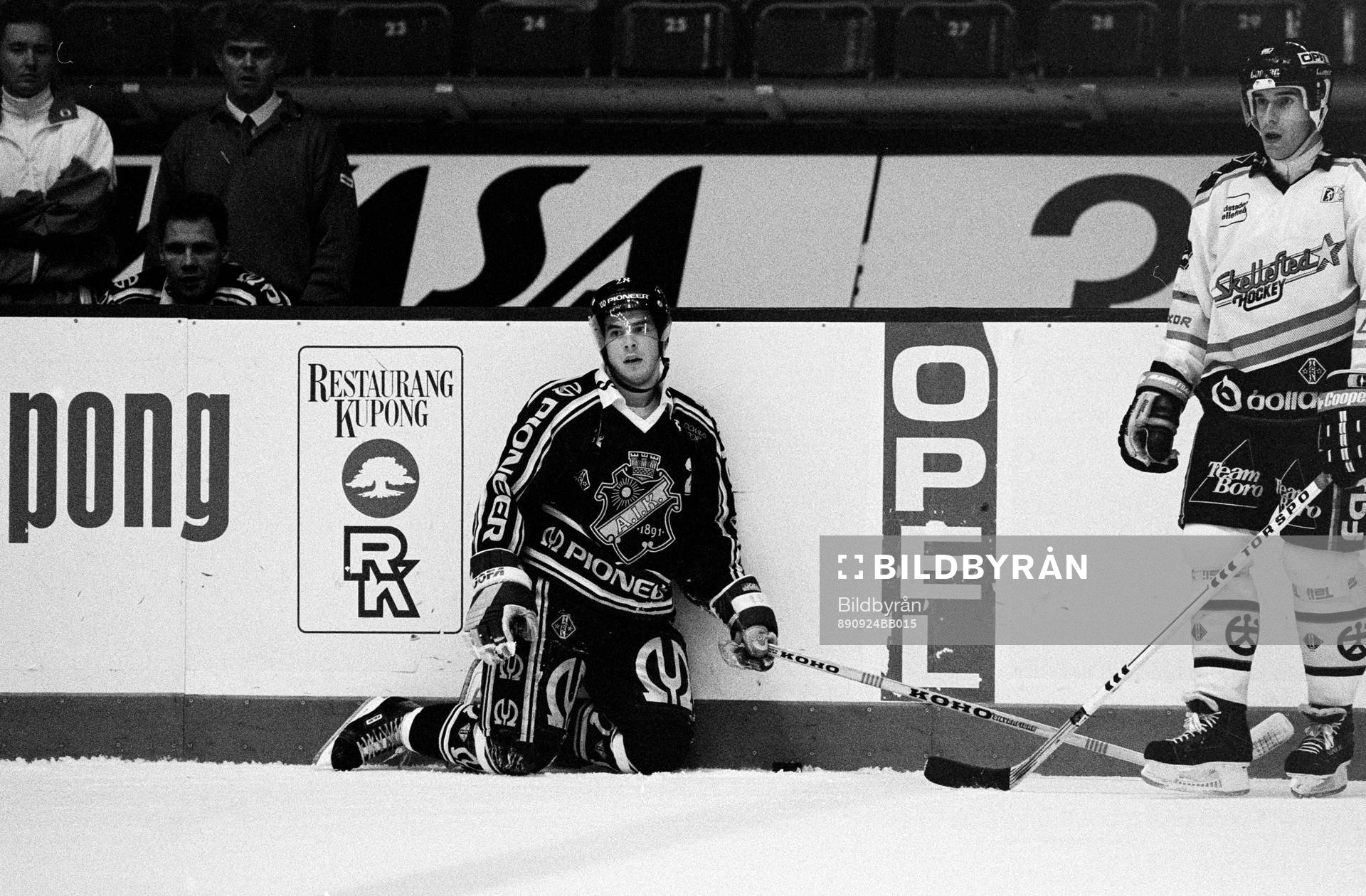 Robert Burakovsky, AIK på magen och Mats Lundström,
