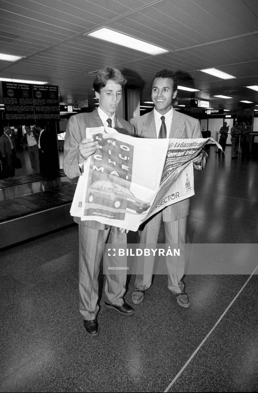 Per Ågren och Jean-Paul von der Burg läser tidningen