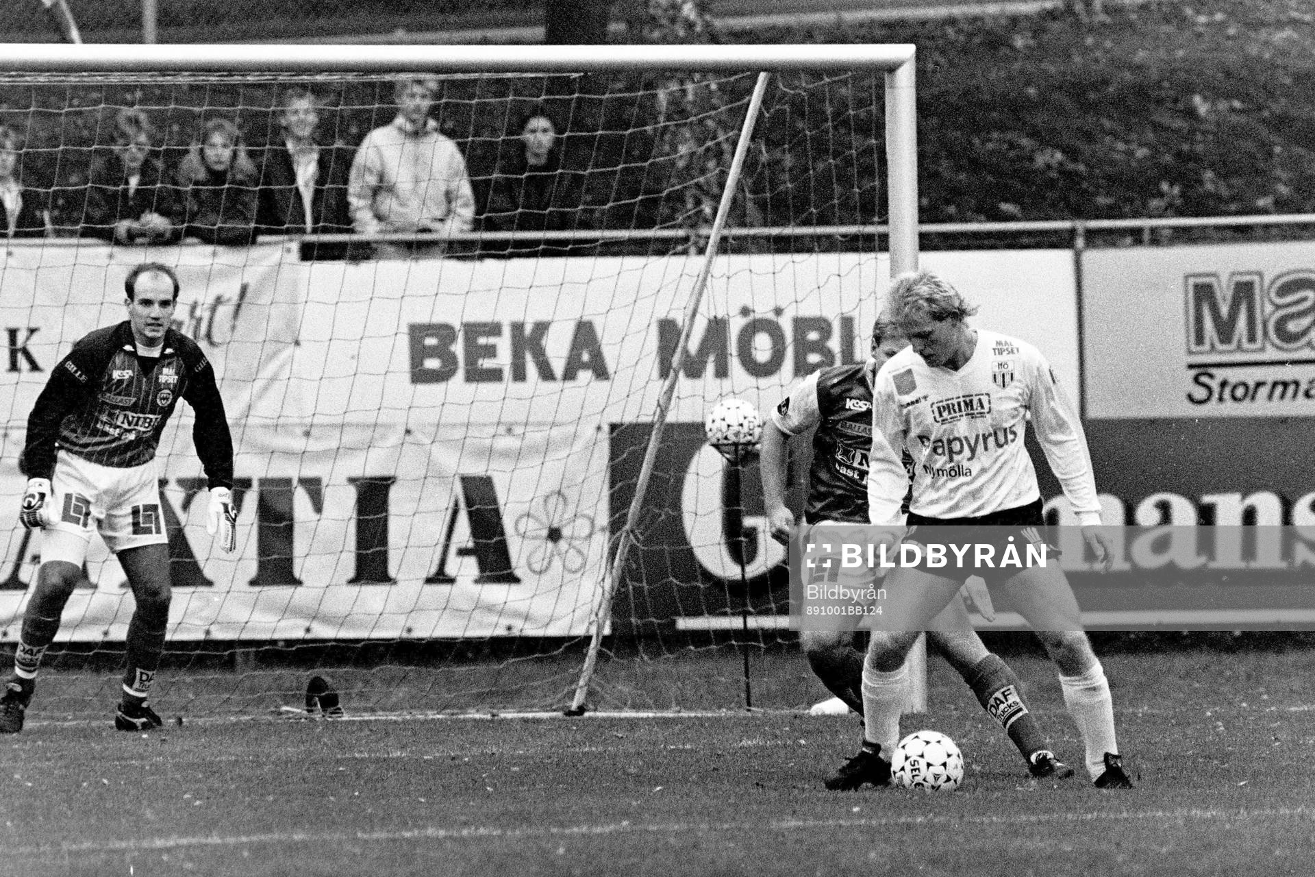 Fotboll, Div 1 Södra, Markaryd - Bromölla, 1-1: Situation framför markaryds målvakt Mikael Göransson.