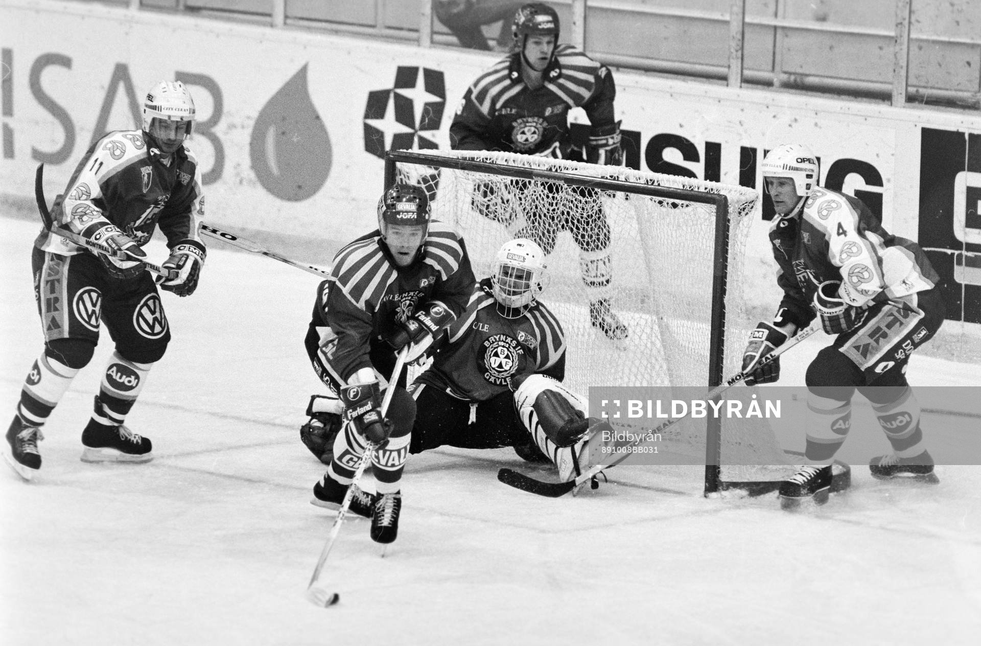 Södertäljes Thom Eklund oroar brynäs målvakt Michael