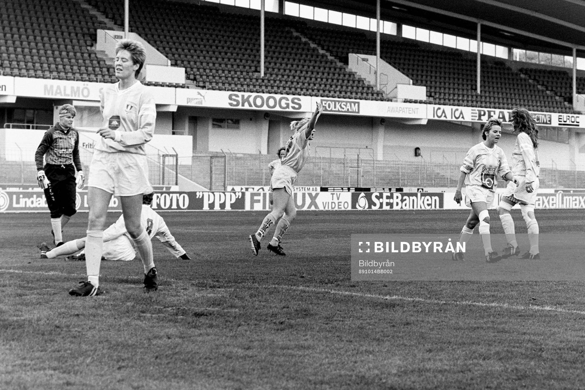 Fotboll, Damallsvenskan, Semifinal, Malmö FF - Öxabäck, 2-2: Åsa Persson, Öxabäck gör 1-1.