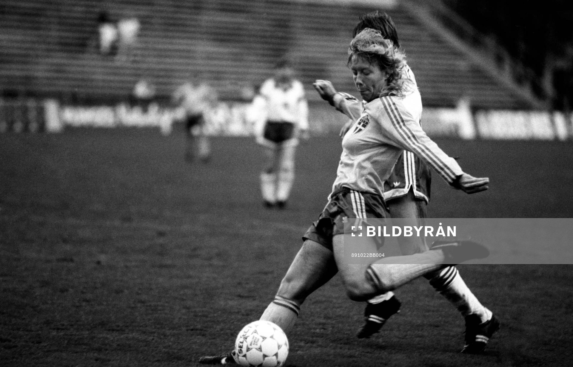  Helen Johansson, Sverige med bollen.