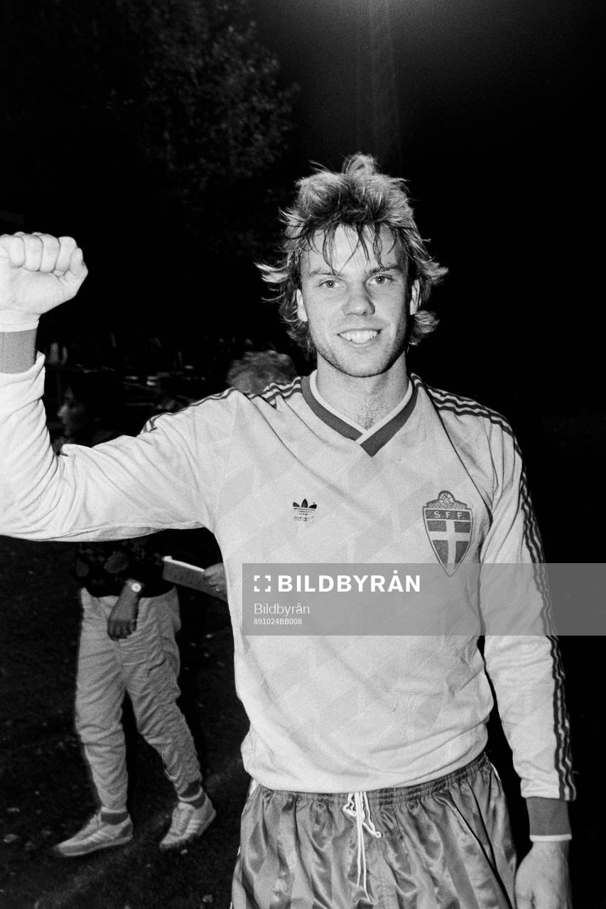 Sveriges målskytt Hans Eklund jublar