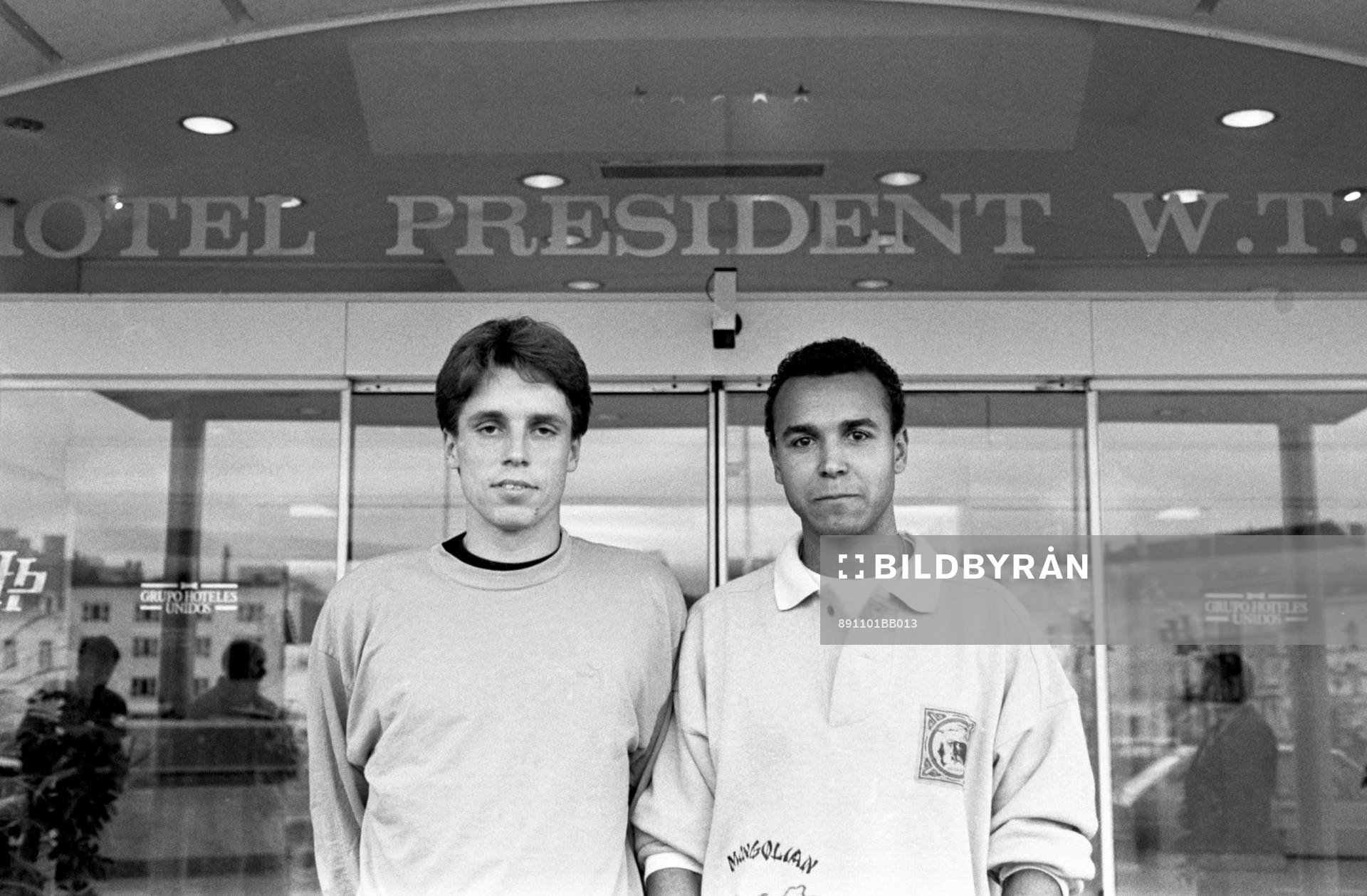 Per Ågren och Jean-Paul von der Burg utanför hotellet