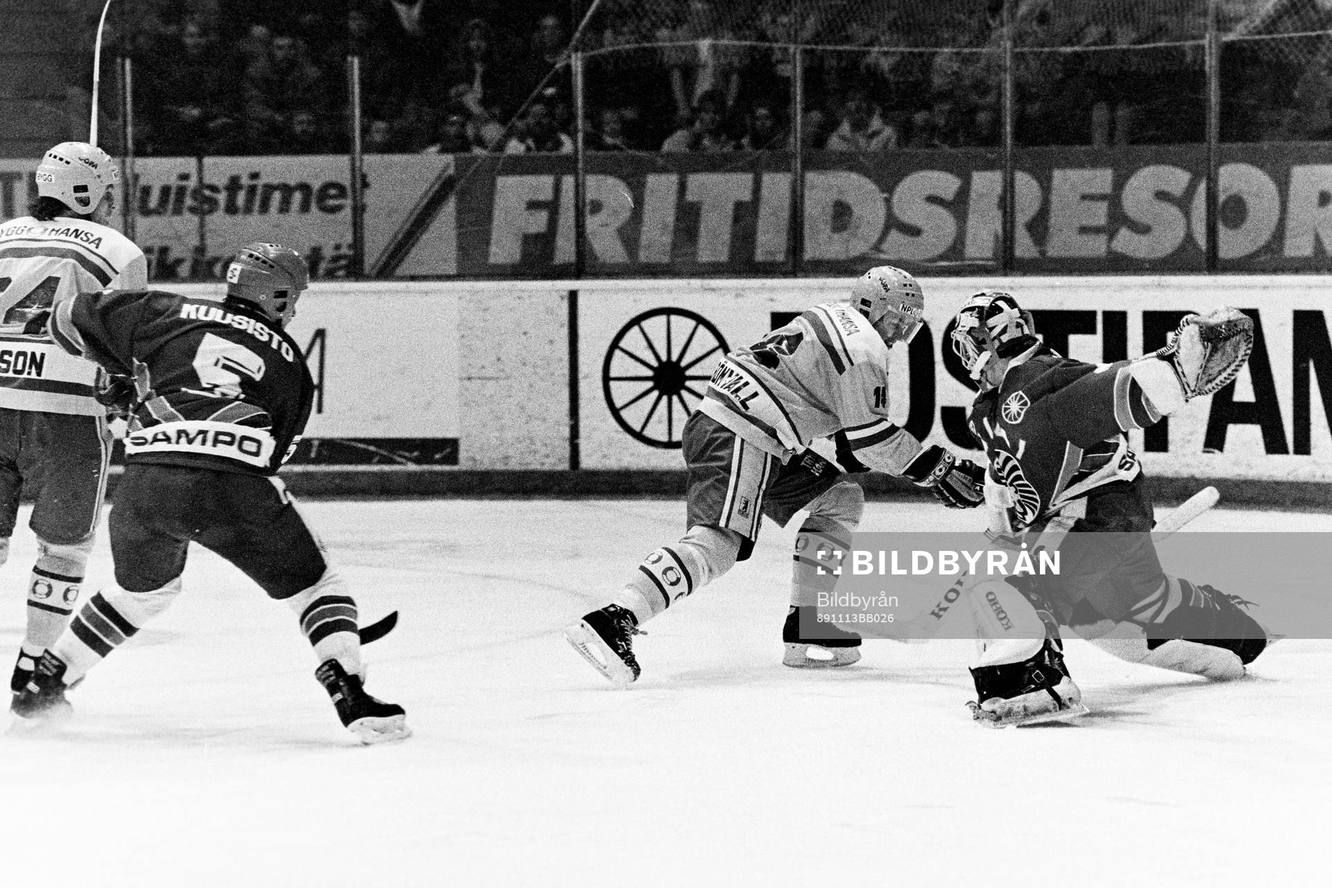 Johan Strömvall fri framför finlands målvakt