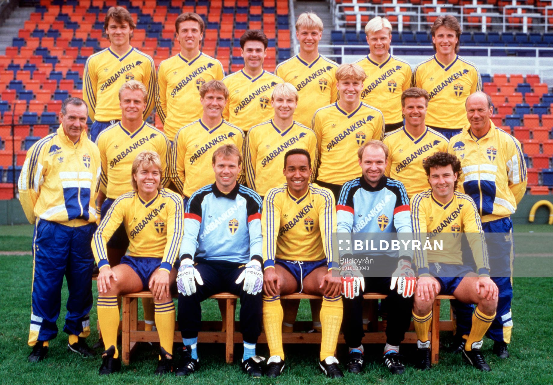 övre fr.v: Magnus Erlingmark, Mats Gren, Anders Limpar,