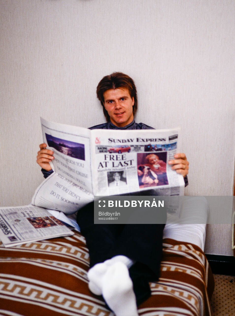 Football, Barclays League Division 1, England 1989-1990, Aston Villa - Sheffield Wednesday: Roland Nilsson of Sheffield Wednesday reading a newspaper in a hotel room.