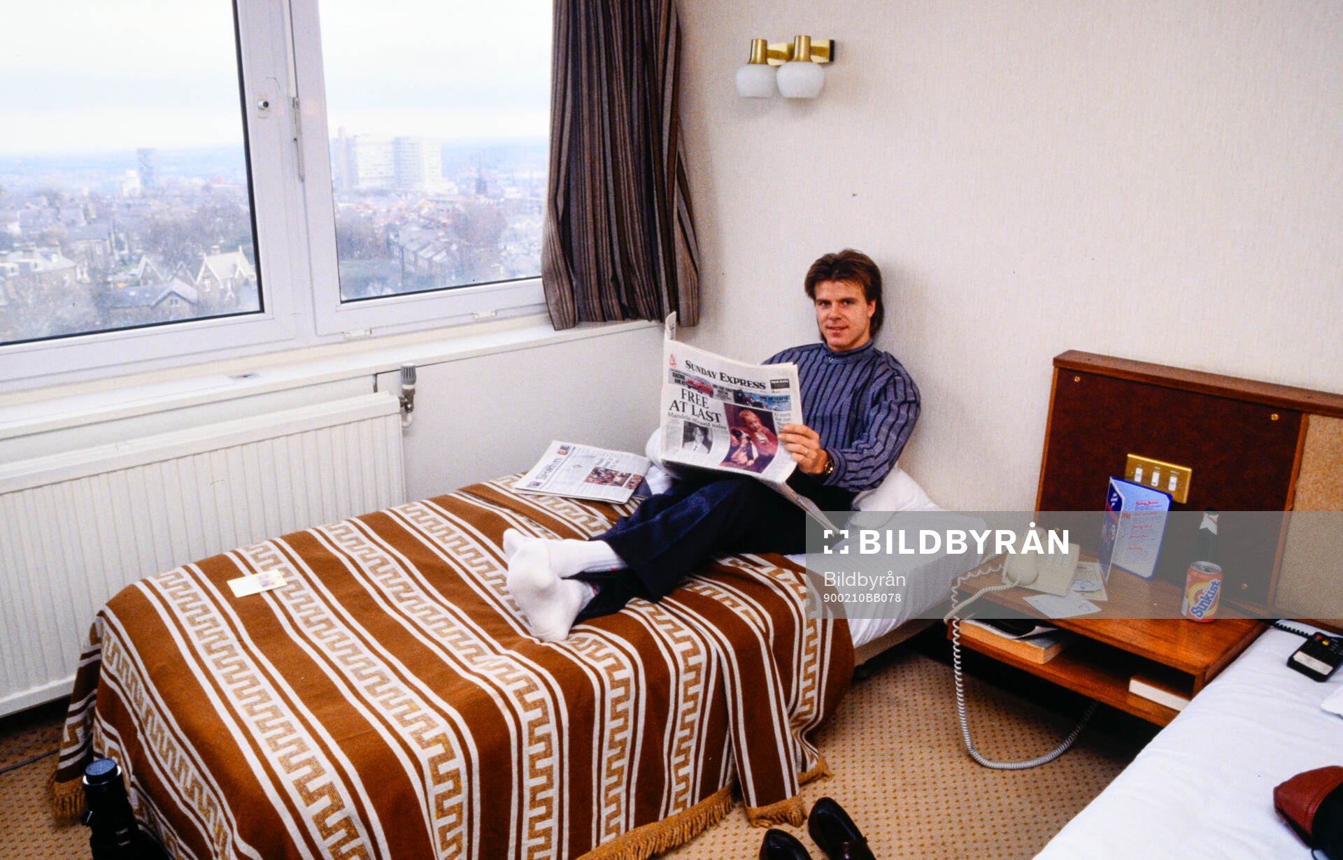 Football, Barclays League Division 1, England 1989-1990, Aston Villa - Sheffield Wednesday: Roland Nilsson of Sheffield Wednesday reading a newspaper in a hotel room.