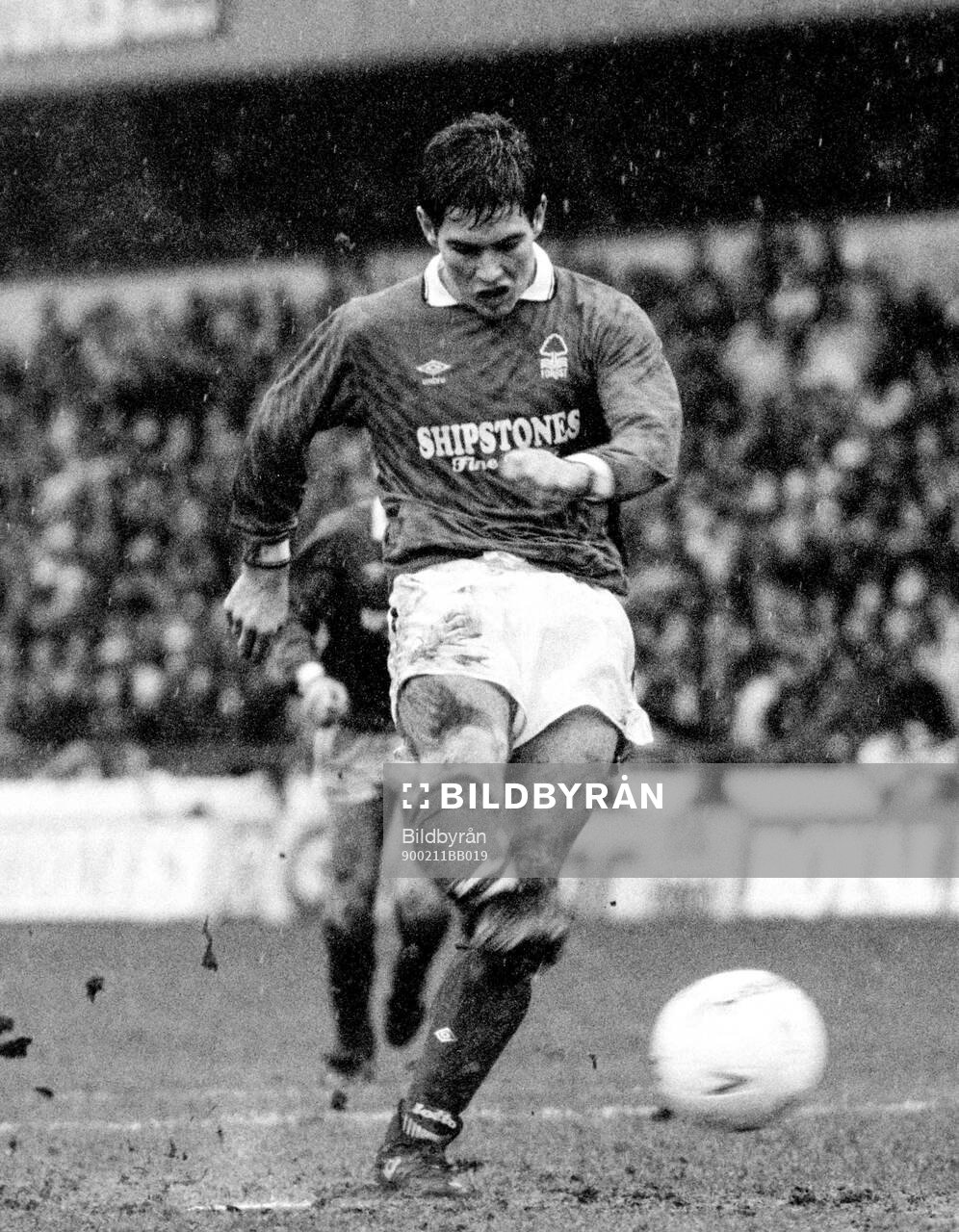 Football, League Cup, England 1989-1990, Semifinal, Nottingham Forest - Coventry: Nigel Clough of Nottingham Forest scores 1-0 on a penalty.