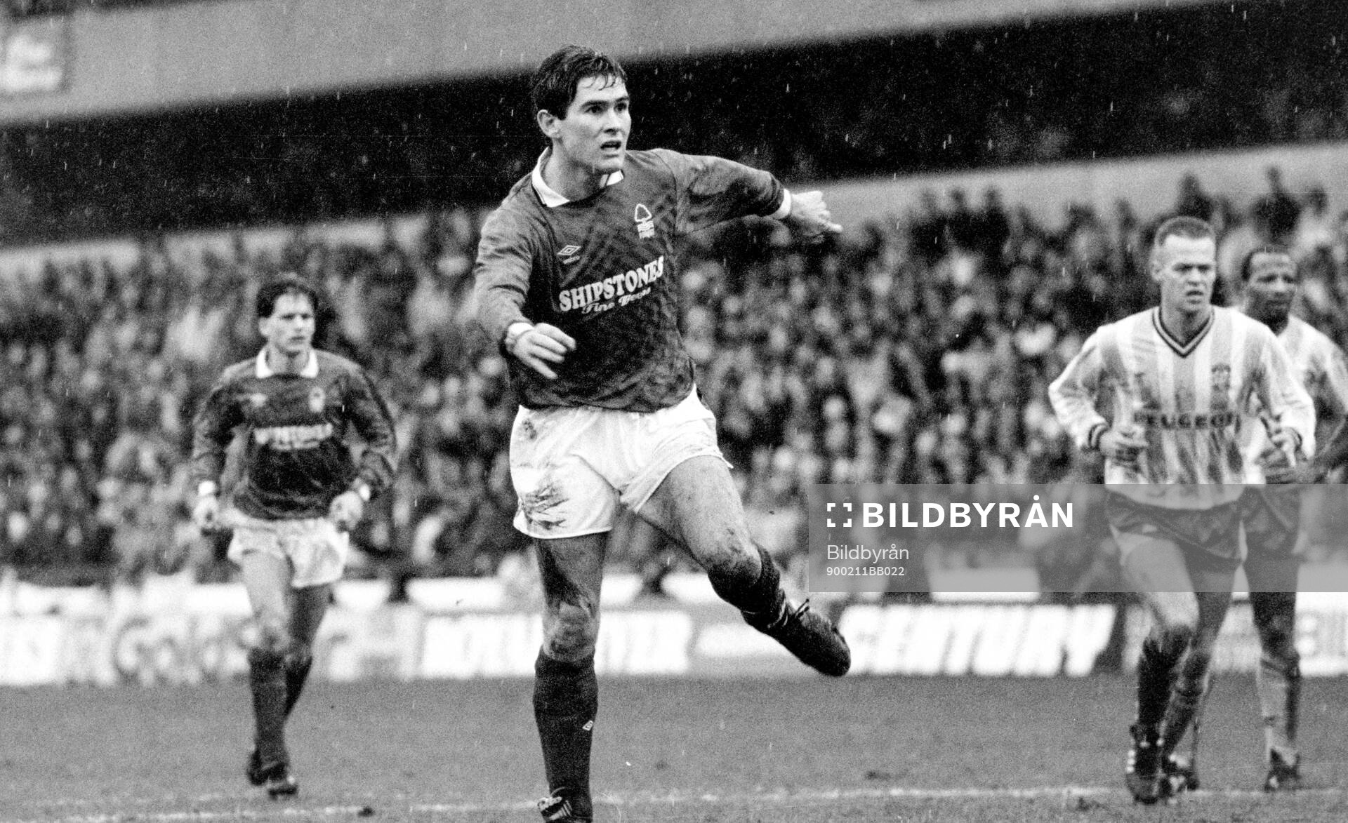 Football, League Cup, England 1989-1990, Semifinal, Nottingham Forest - Coventry: Nigel Clough of Nottingham Forest scores 1-0 on a penalty.