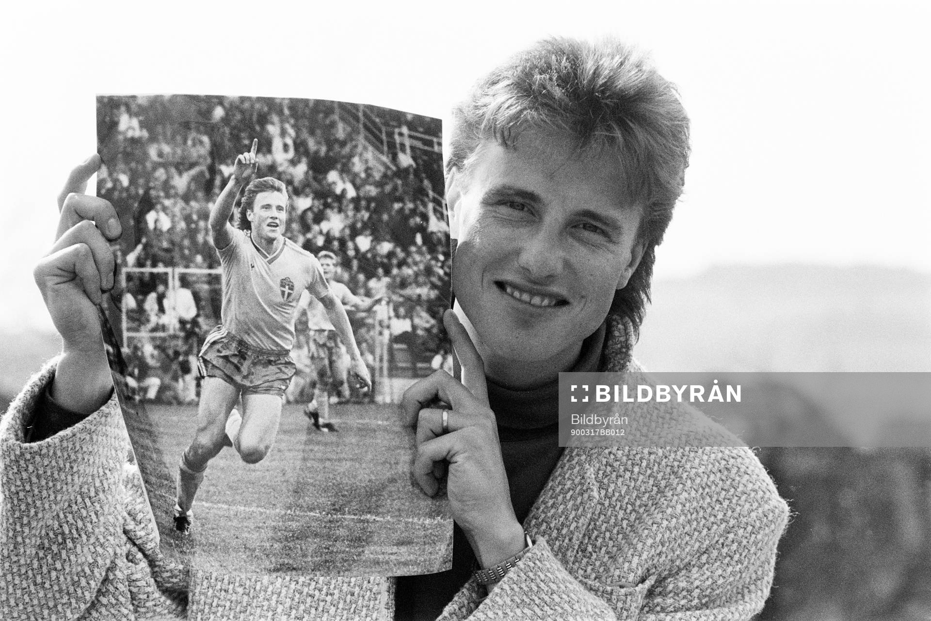 Roger Ljung med bild på sig själv i landslaget