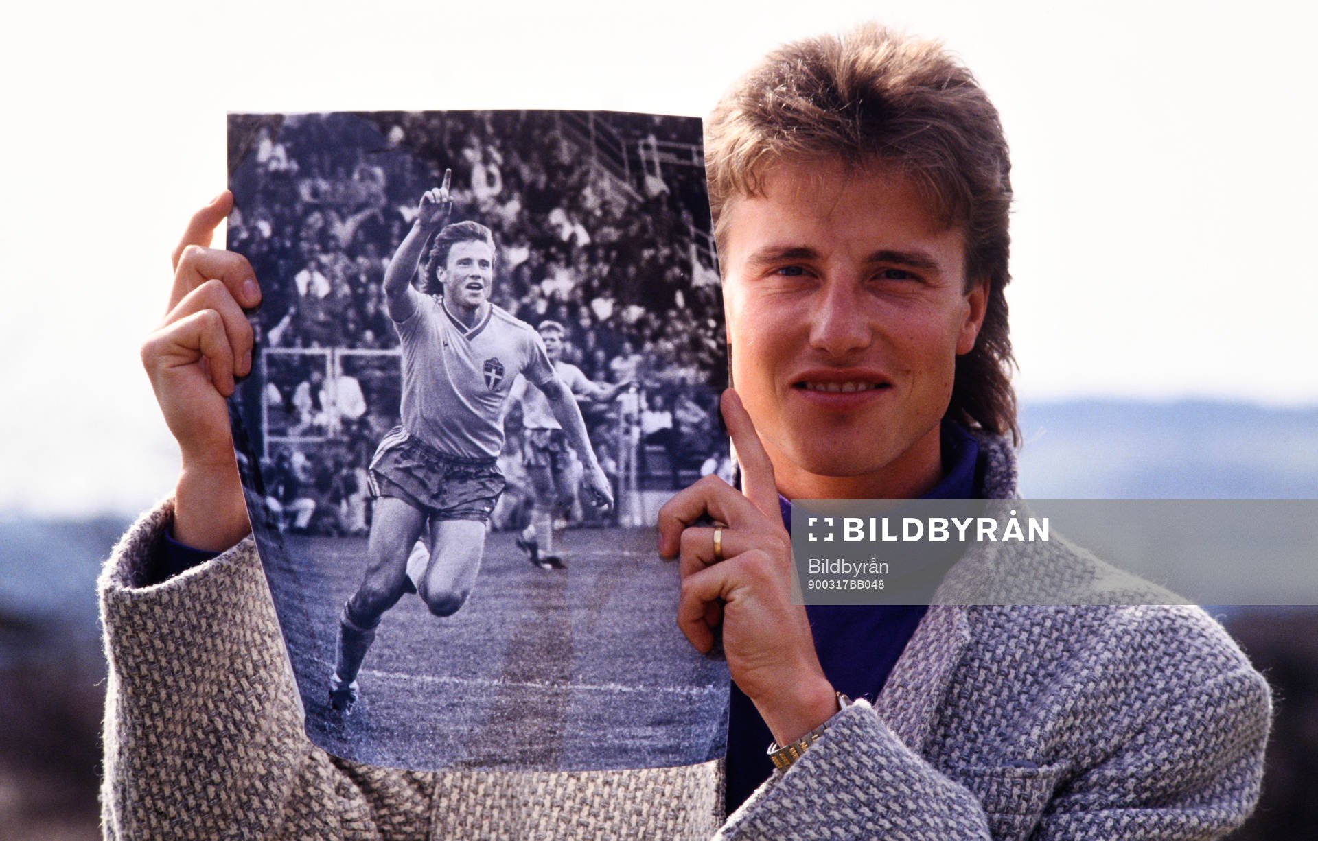 Roger Ljung med bild på sig själv i svensk