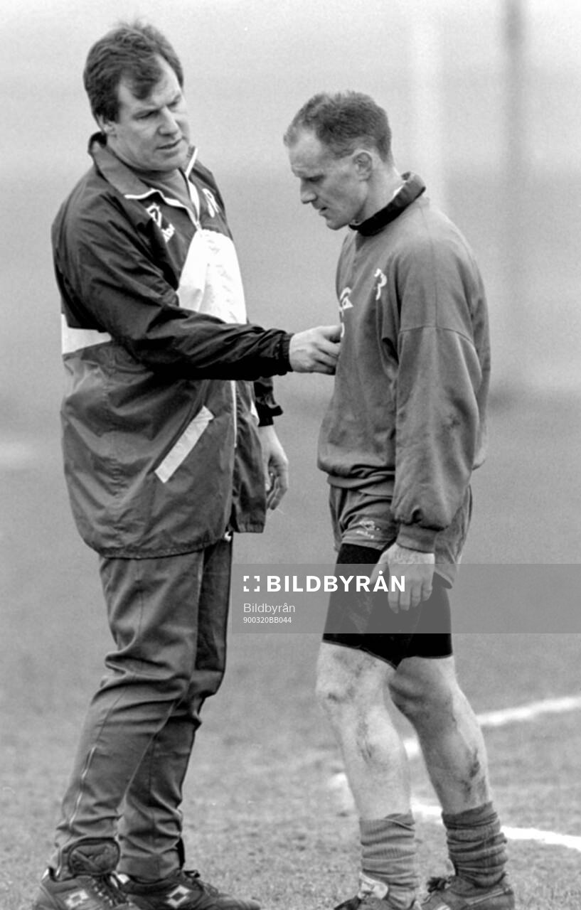 Football, Second Division, England 1989-1990, Oldham Athletic: Oldhams manager Joe Royle (L) and Andy Ritchie at the training ground.