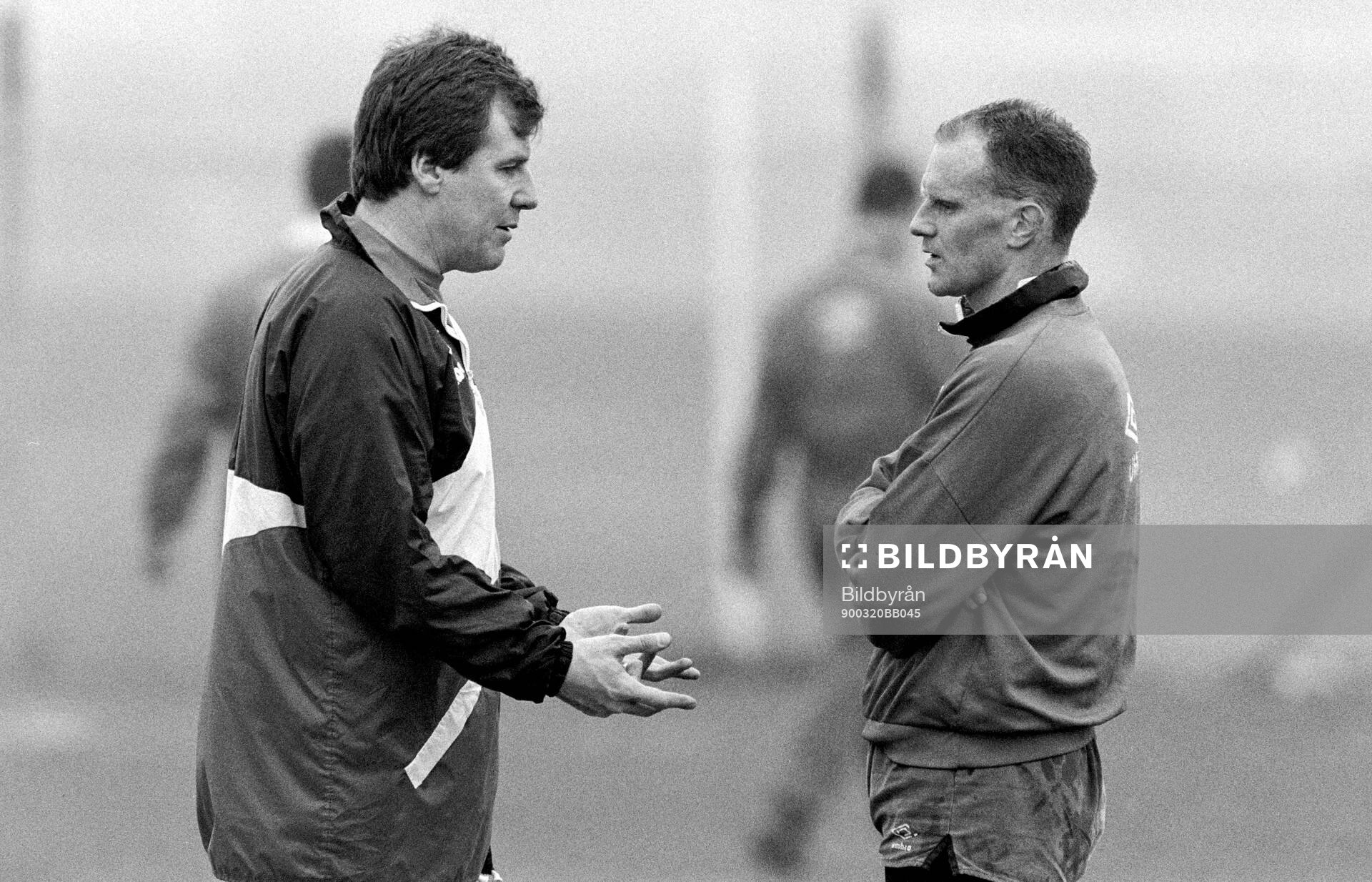 Football, Second Division, England 1989-1990, Oldham Athletic: Oldhams manager Joe Royle (L) and Andy Ritchie at the training ground.