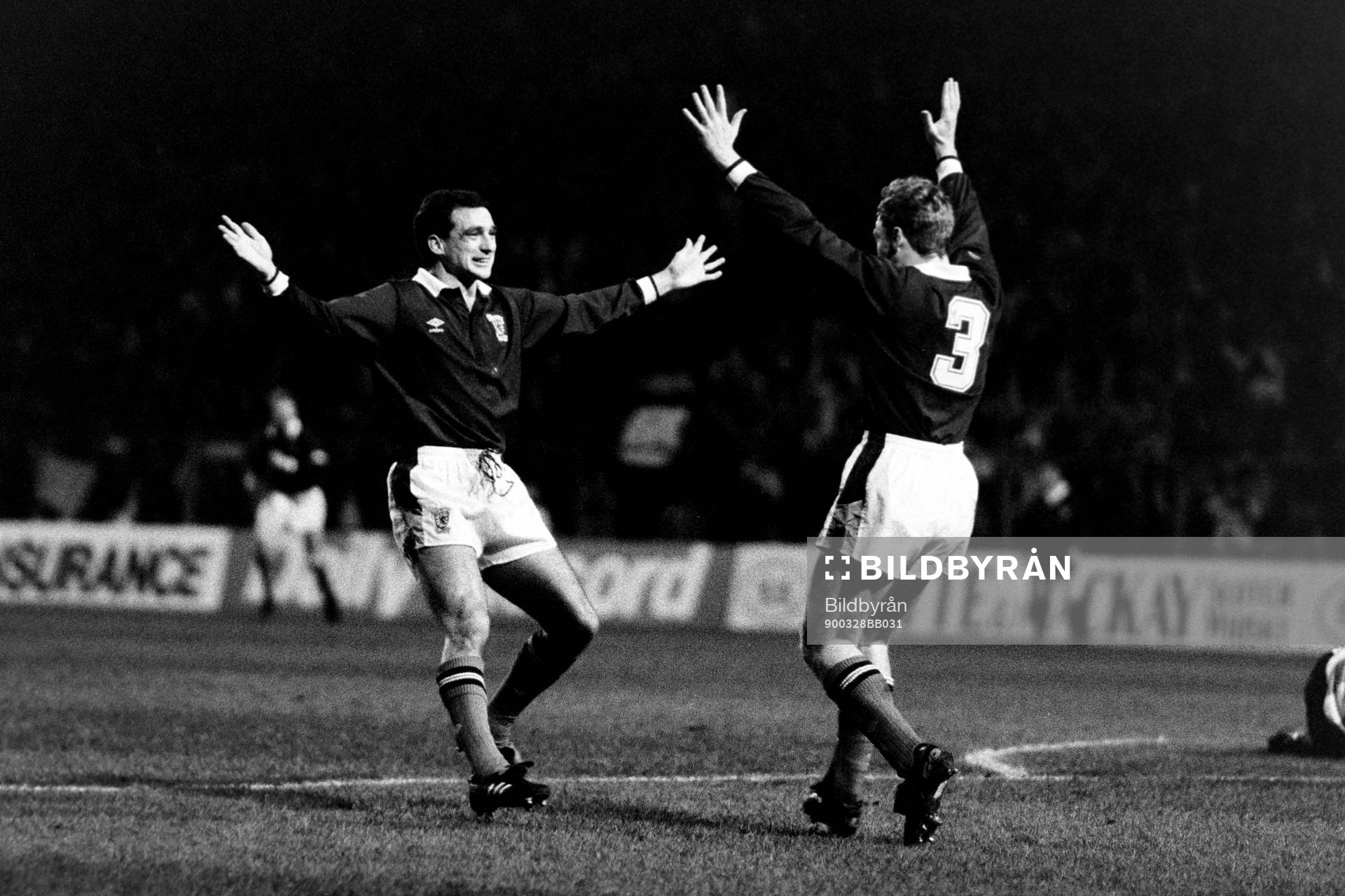 Fotboll, Skottland - Argentina, 1-0: Paul MacStay och Stuart McCall, Skottland, jublar.