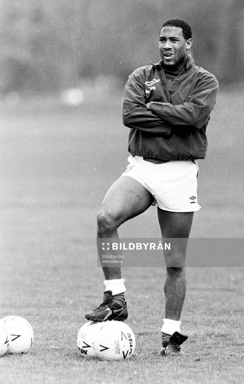 Fotboll, VM, England, förhands: John Barnes.