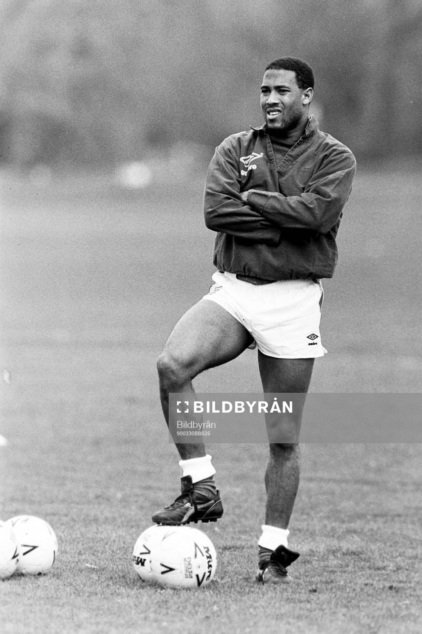 Fotboll, VM, England, förhands: John Barnes.