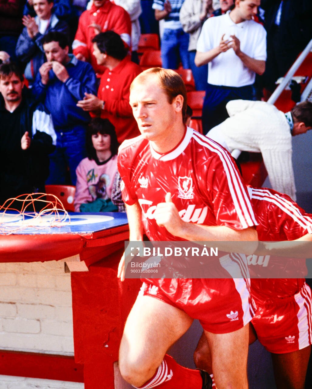 Football, England, Barclays League Division 1, Liverpool - Southampton: Liverpools Steve McMahon entering Anfield.