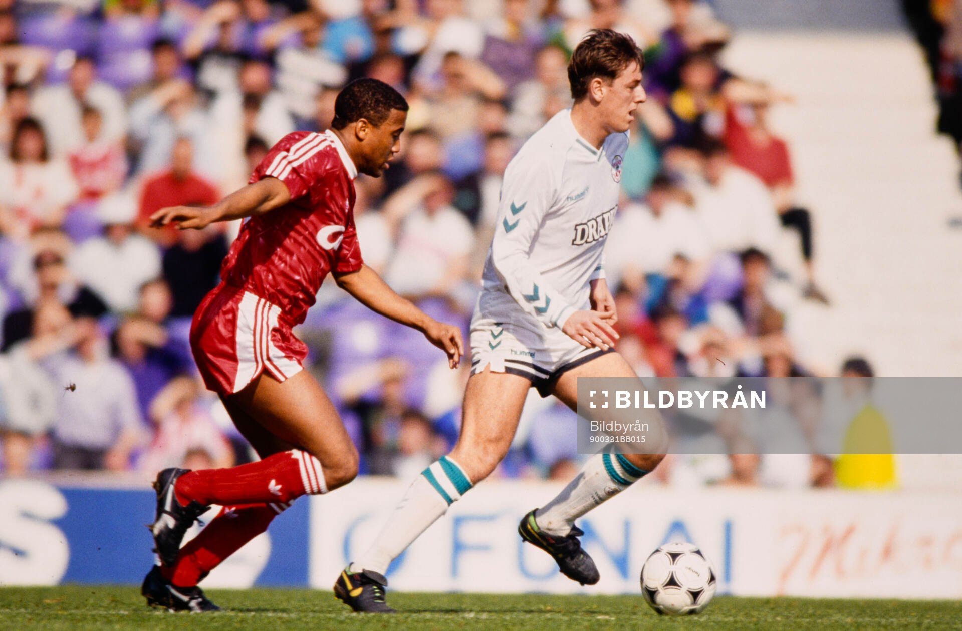 Football, England, Barclays League Division 1, Liverpool - Southampton: Liverpools John Barnes, Southamptons Matt Le Tissier.