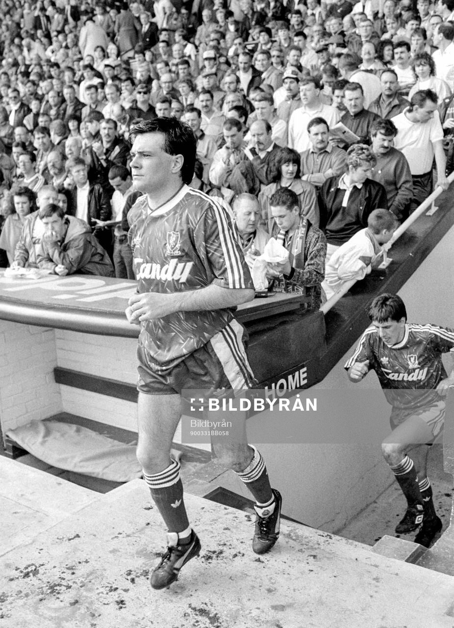 Football, England, Barclays League Division 1, Liverpool - Southampton: Liverpools Ray Houghton and Peter Beardsley entering Anfield.