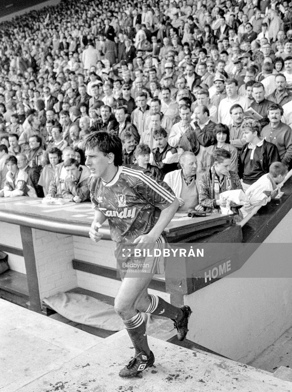 Football, England, Barclays League Division 1, Liverpool - Southampton: Liverpools Peter Beardsley entering Anfield.