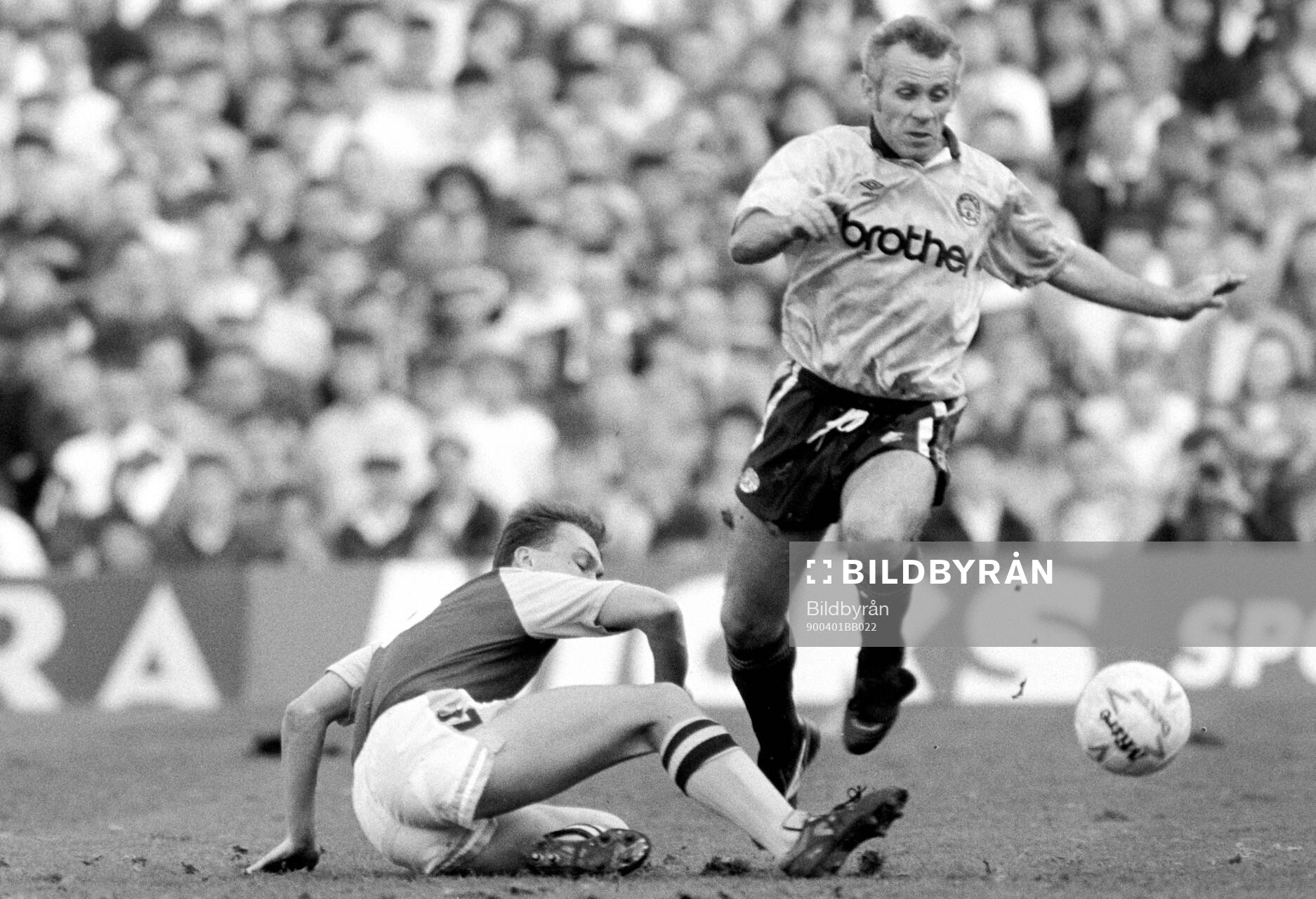Football, Barclays League Division 1 1989-1990, Aston Villa - Manchester City: Aston Villas David Platt (L) against Manchester Citys Peter Reid.