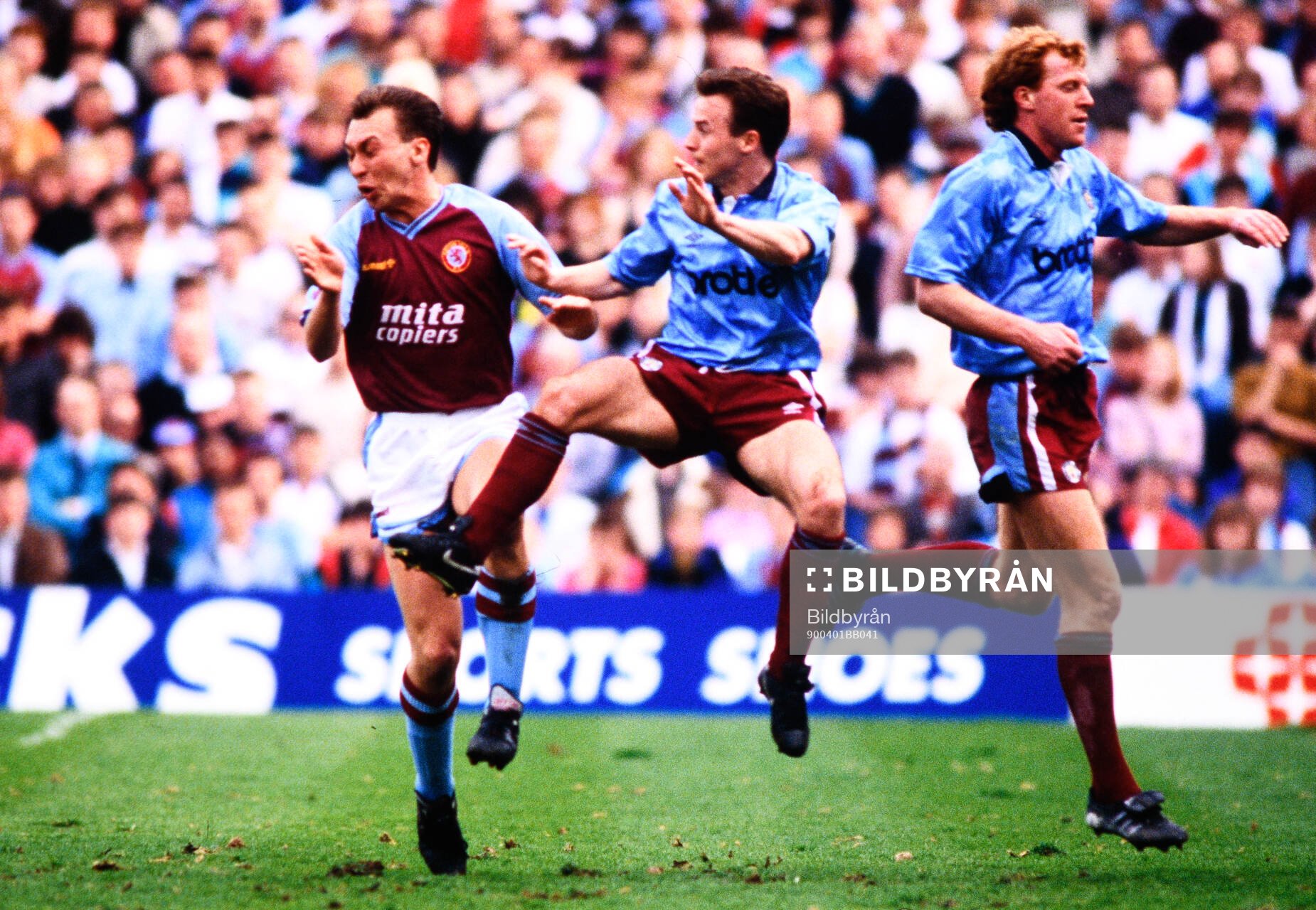 Football, Barclays League Division 1 1989-1990, Aston Villa - Manchester City: Aston Villas David Platt against Manchester Citys Mark Ward and Gary Megson.