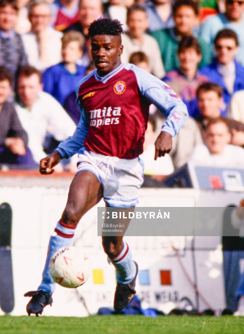 Football, Barclays League Division 1 1989-1990, Aston Villa - Manchester City: Aston Villas Tony Daley. 