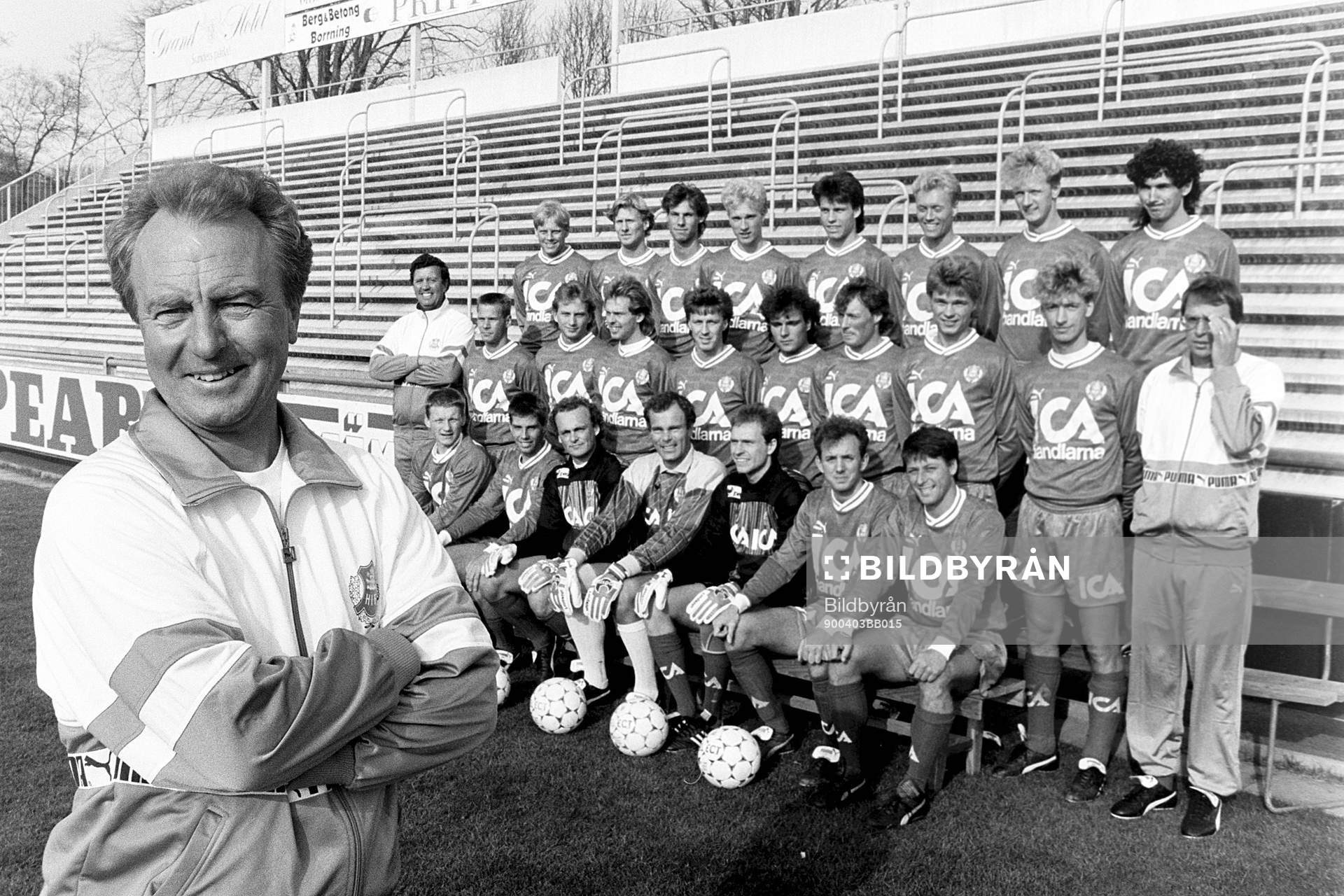 Tränare Bo Nilsson framför helsingborgs spelartrupp