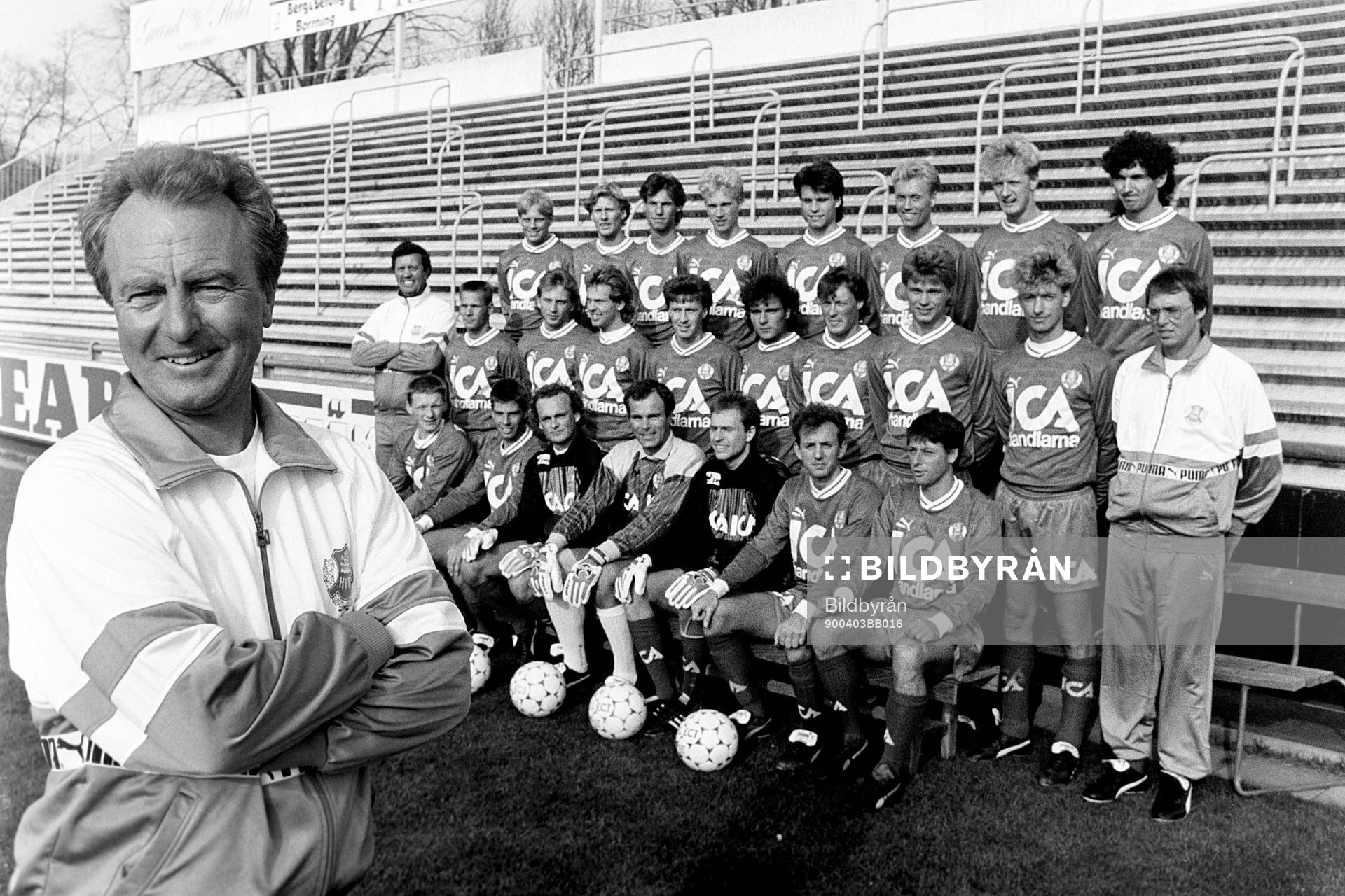 Tränare Bo Nilsson framför helsingborgs spelartrupp