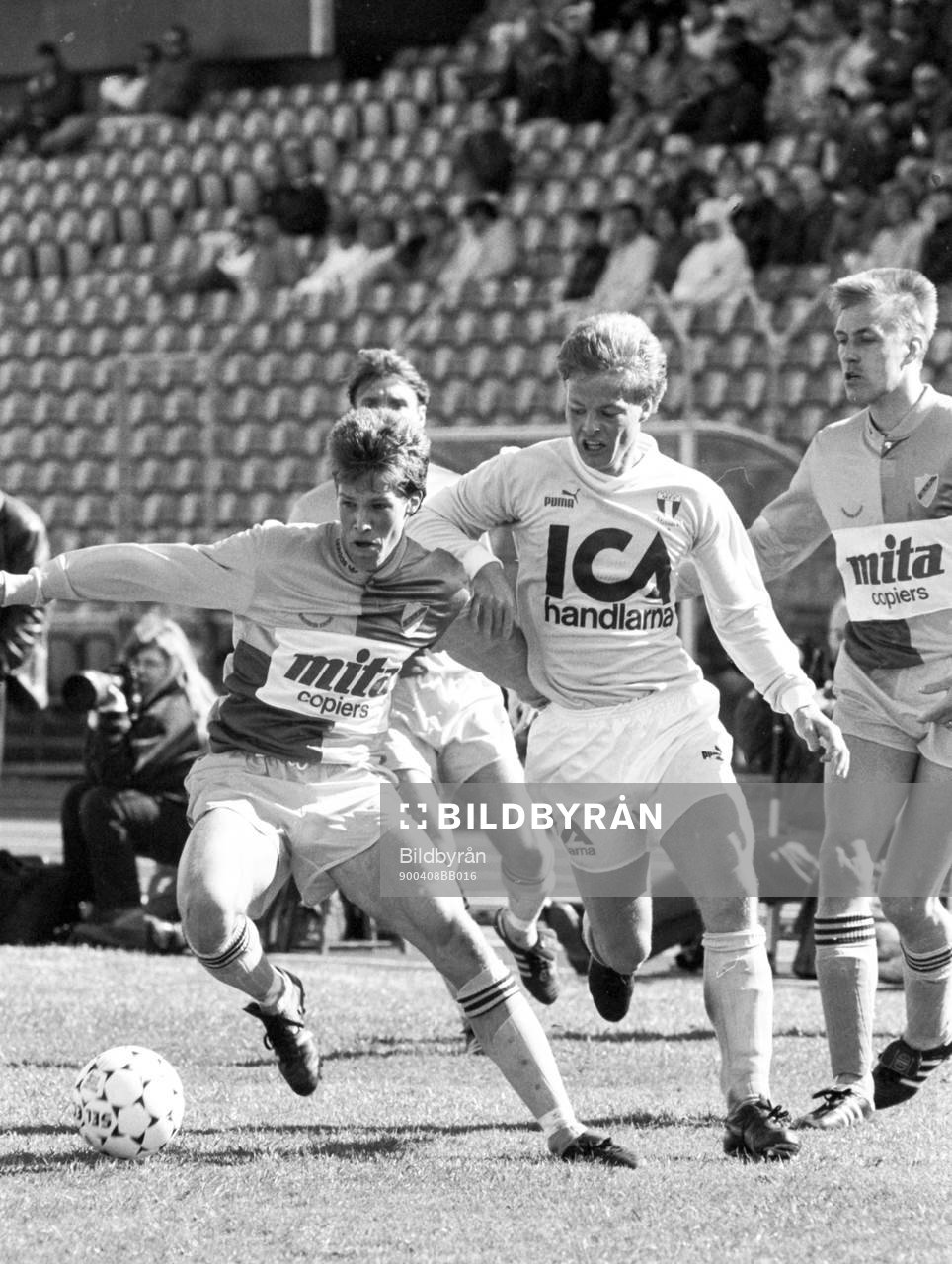  Jens Fjellström, Djurgården och Stefan Schwarz, Malmö i kamp om bollen.