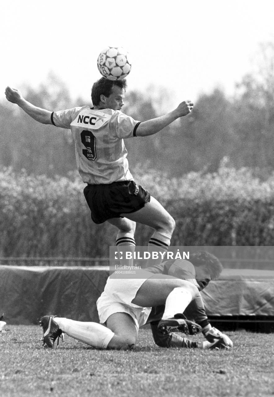 Fotboll, Div 2 Södra, IFK Hässleholm - Bromölla, 3-1: Peter Persson, Hässleholm och bromöllas målvakt Niklas Pihl.