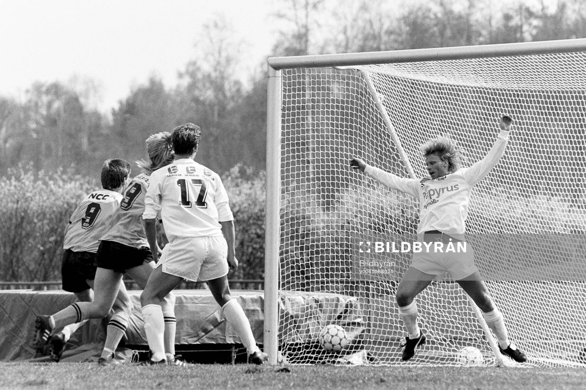 Fotboll, Div 2 Södra, IFK Hässleholm - Bromölla, 3-1: Peter Persson och Percy Olsson, Hässleholm i ett anfall.