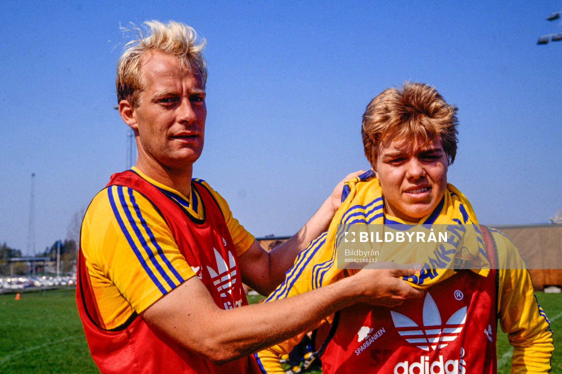 Landslagsdebutanten Tomas Brolin får en svensk