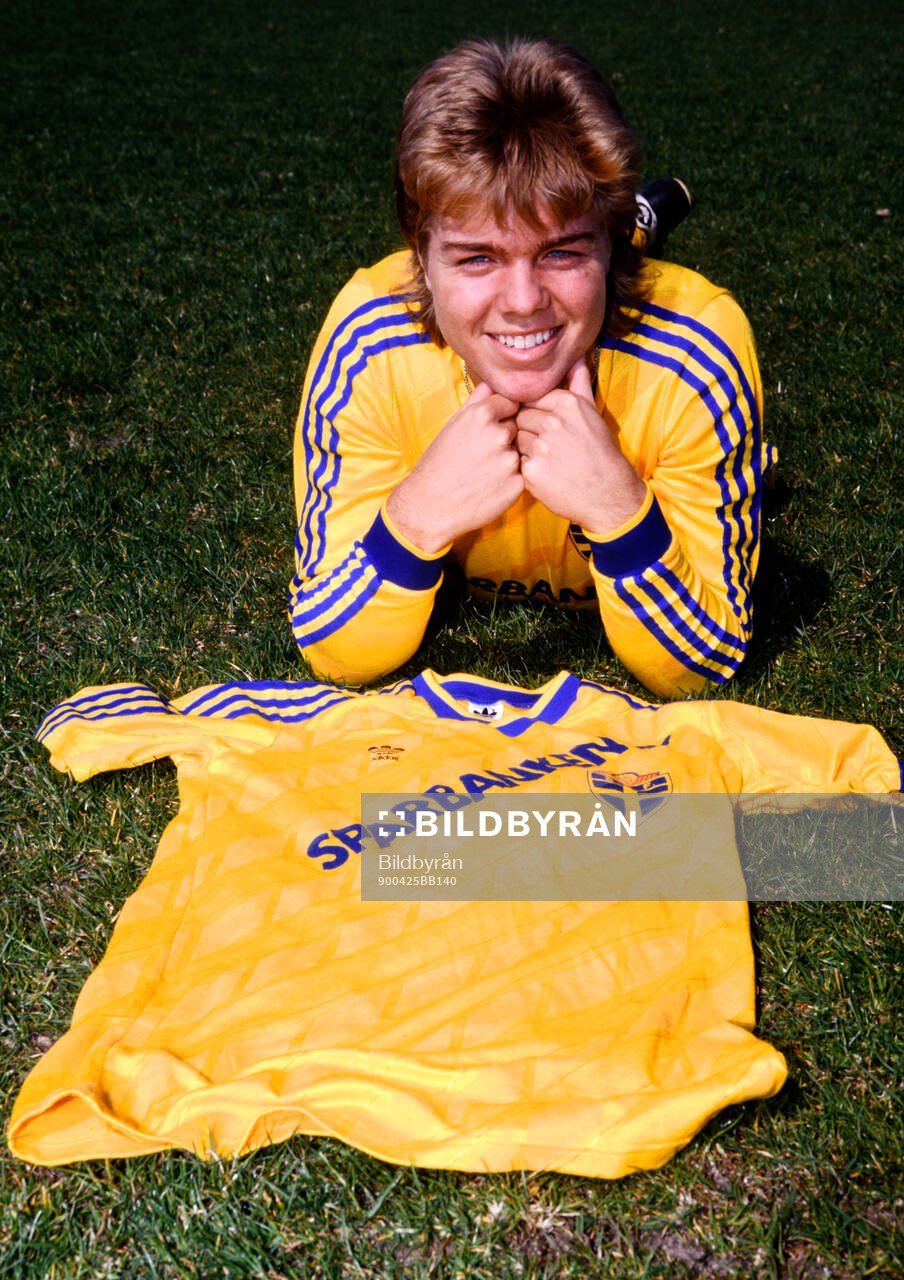 Landslagsdebutanten Tomas Brolin med en svensk