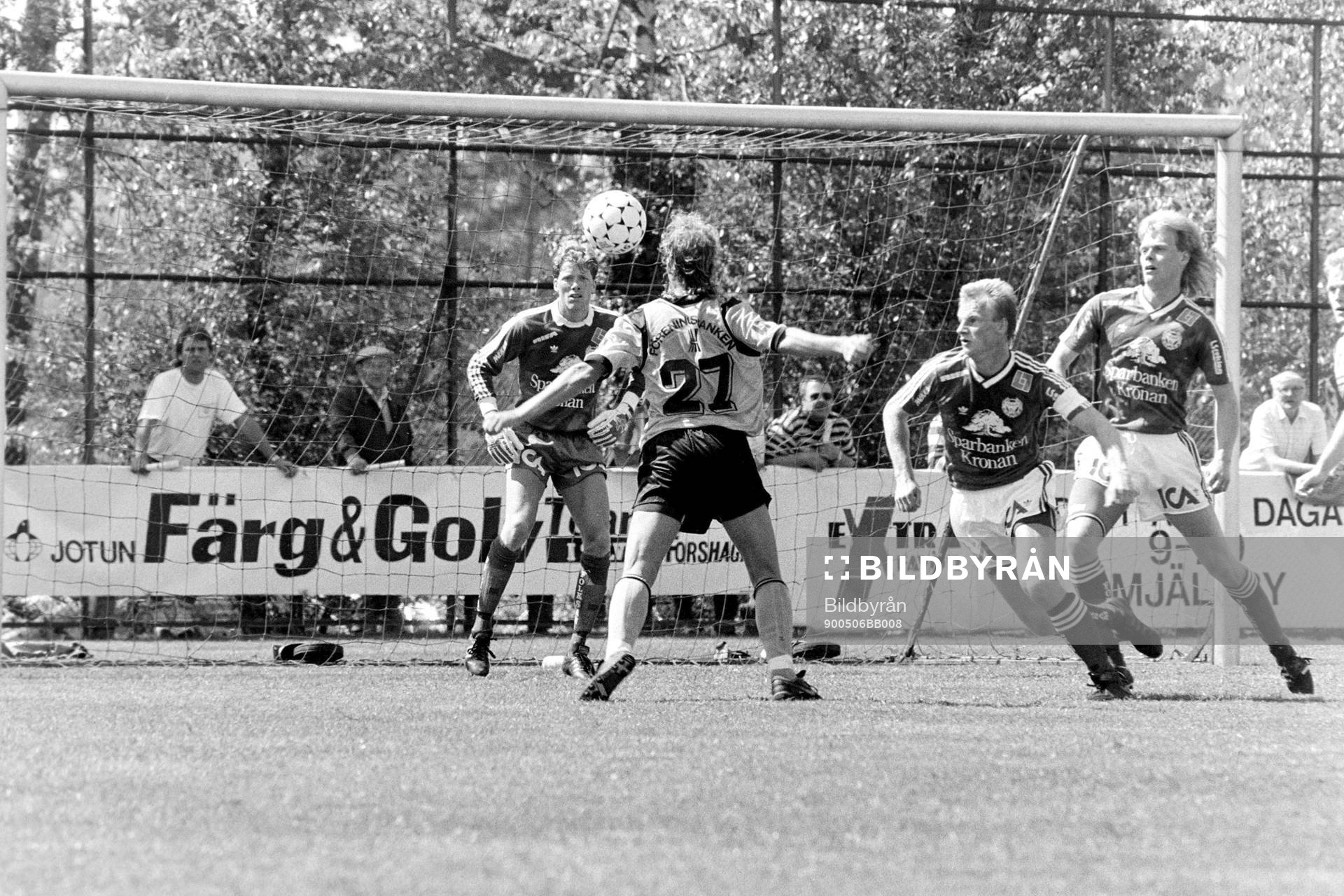 Fotboll, Div 1 Södra, Mjällby - Kalmar FF, 2-1: Peter Håkansson, Mjällby framför Kalmars målvakt,