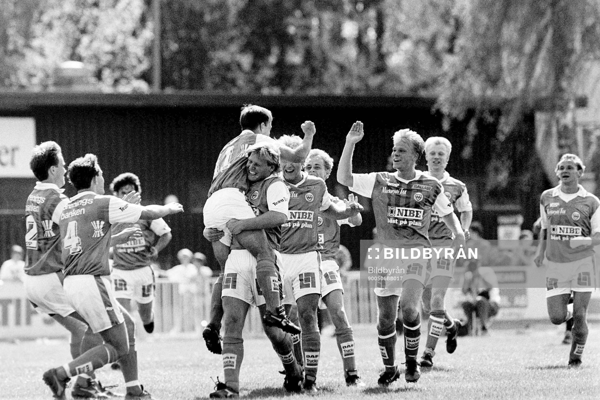 Fotboll, Div 1 Södra, Markaryd - Landskrona, 2-1: Jim Tolmie, Markaryd i famnen på Peter Lind jublar efter sitt mål.