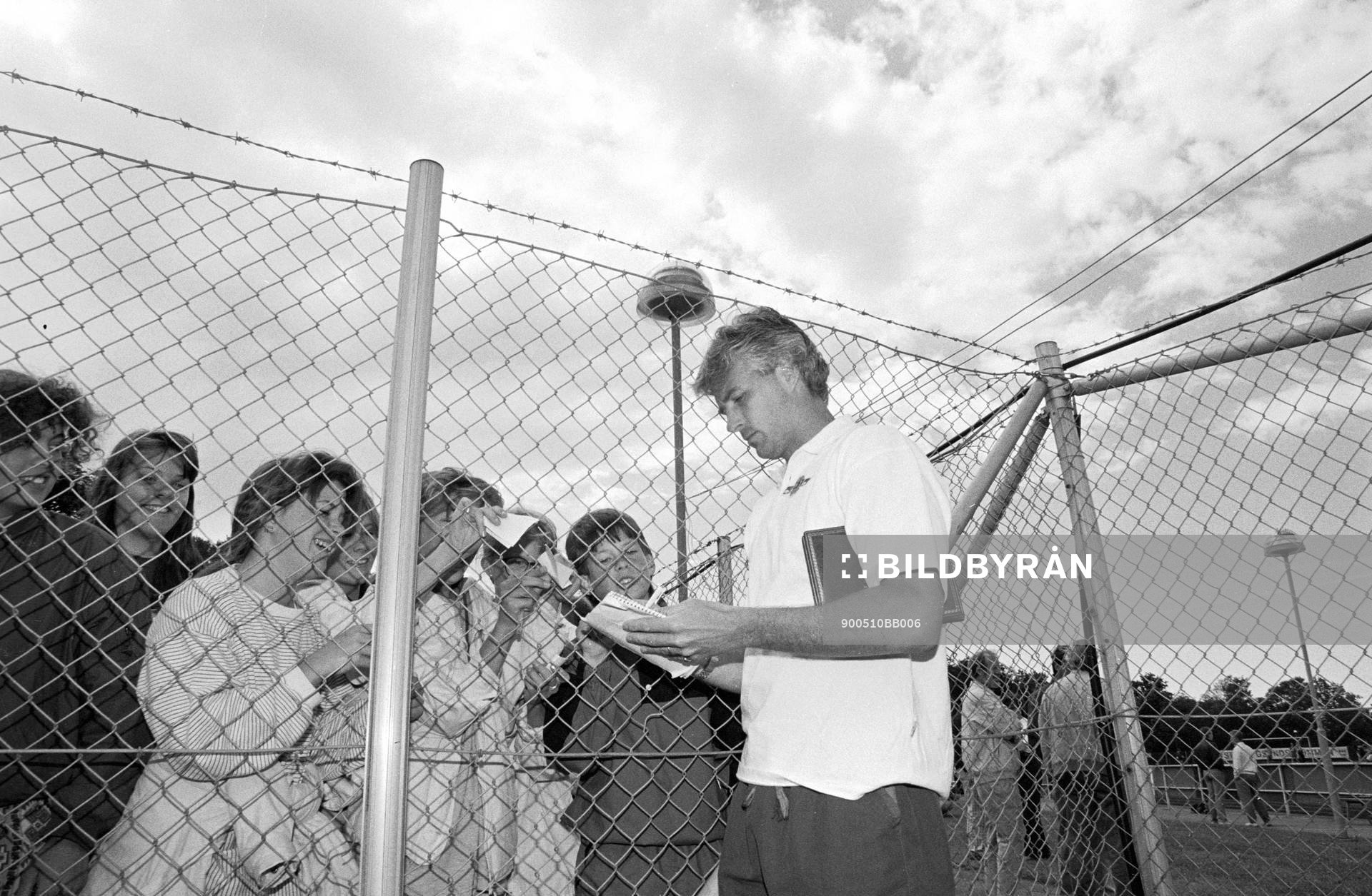 Glenn Hysén skriver autograf