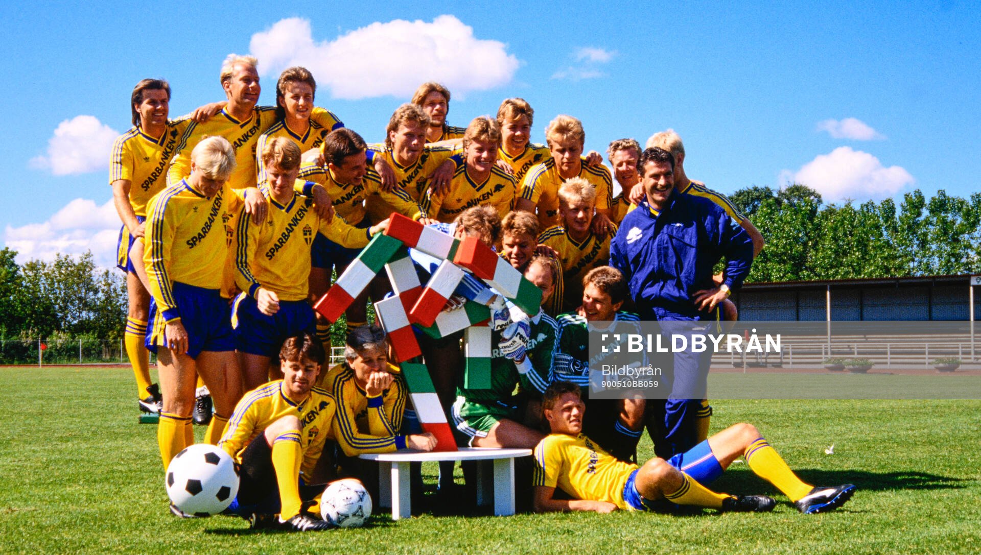 Det svenska VM-laget med VM-maskoten Ciao