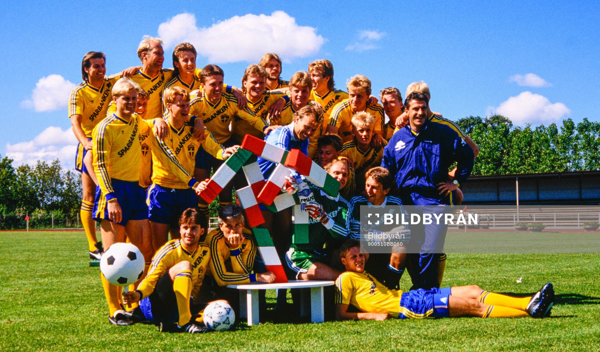 Det svenska VM-laget med VM-maskoten Ciao