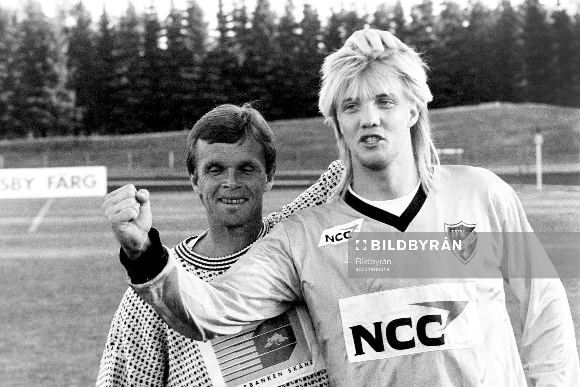 Fotboll, Div 2 Södra, IFK Hässleholm - Leikin, 3-1: Anders Linderoth, tränare och Percy Olsson, Hässleholm tremålsskytt jublar efter segern.