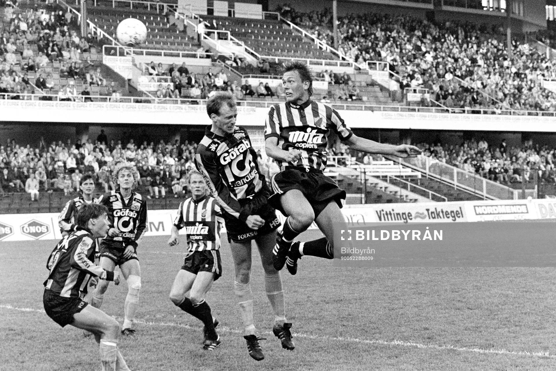 Fotboll, Svenska Cupen, Final, Djurgården - Häcken, 3-0: Krister Nordin, Djurgården i en nickduell.
