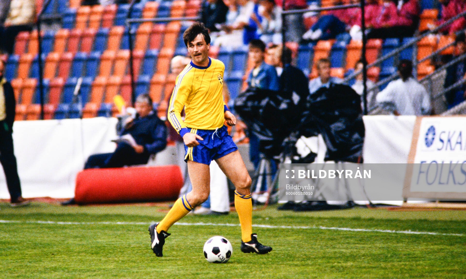 Ca 1990 Fotboll, veteranmatch på Råsunda Fotbollstadion, Sverige - AIK: Sveriges Ralf Edström.  