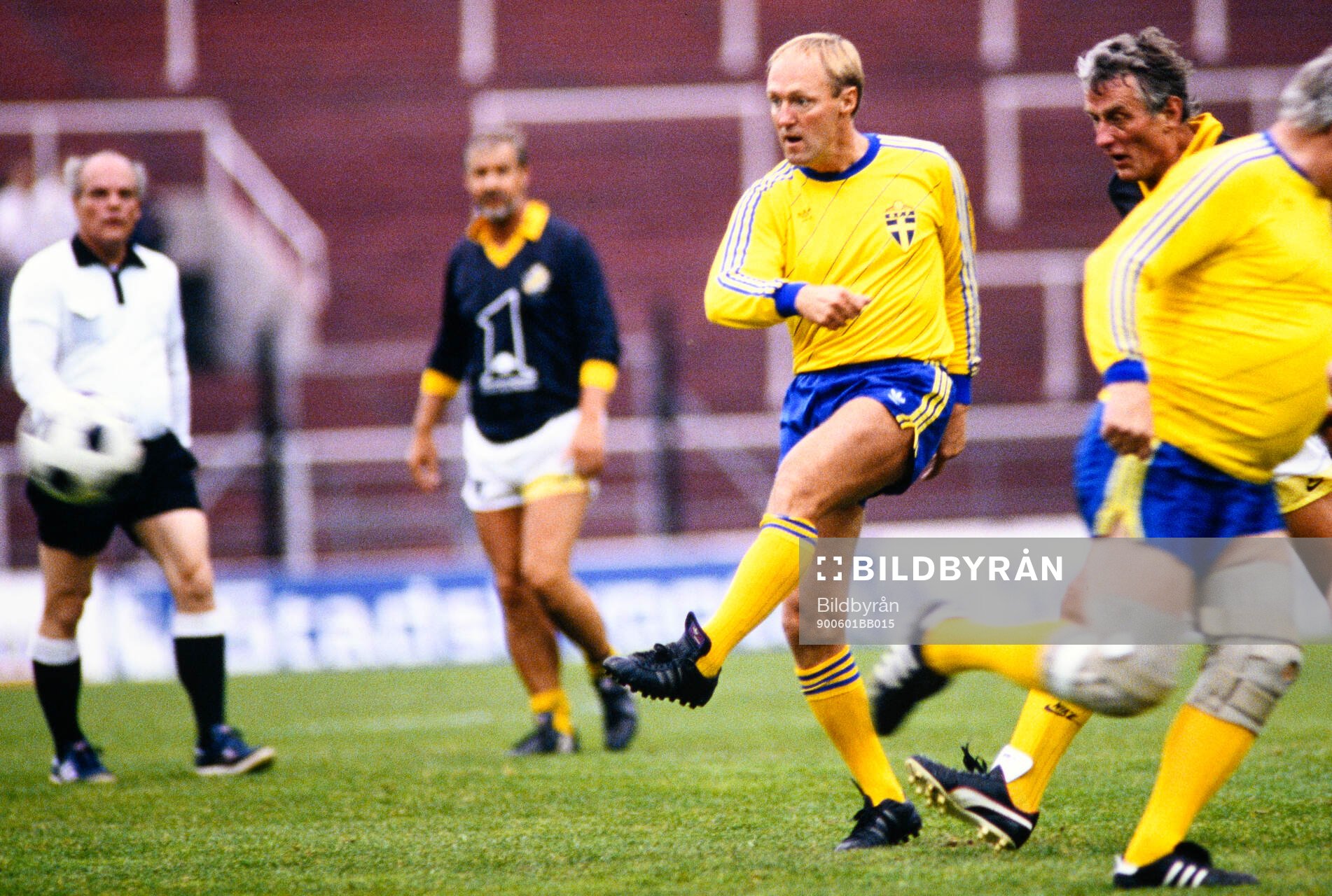 Ca 1990 Fotboll, veteranmatch på Råsunda Fotbollstadion,
